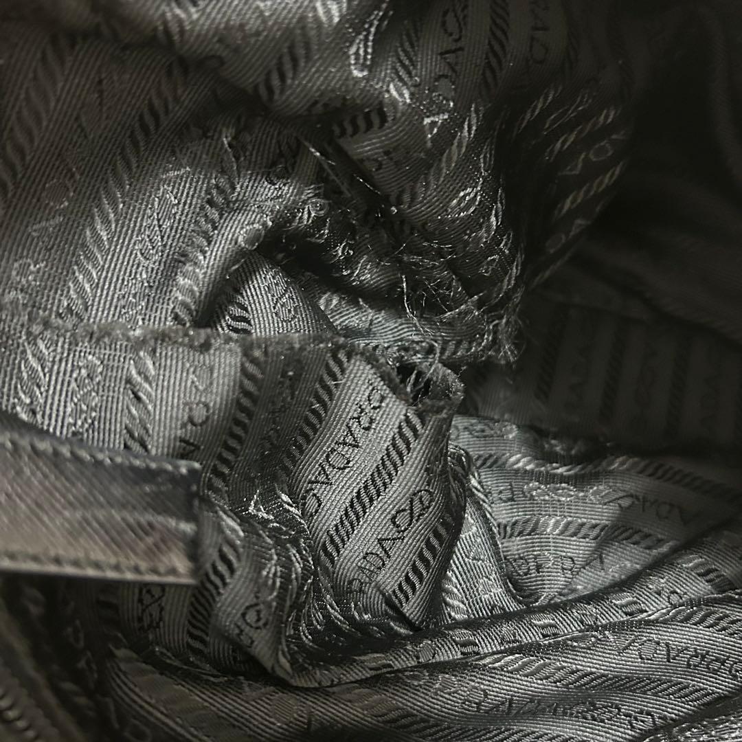 プラダ　メッセンジャーバッグ　三角ロゴ　ナイロン　レザー　ブラック　斜め掛け