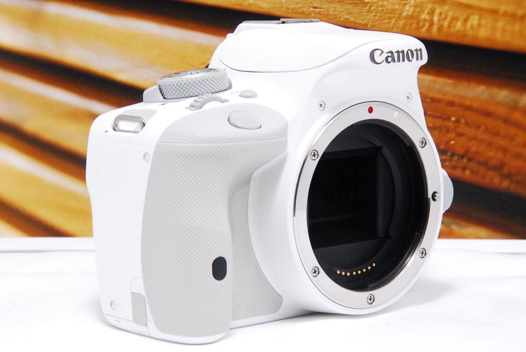 「スマホ卒業」最初の一眼に Canon Kiss X7 ホワイト スマホ転送