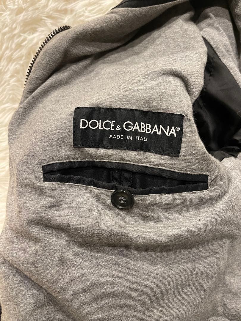 【90sアーカイブ】ドルチェ＆ガッバーナ。武骨さと色気が共存する、究極のブルゾン