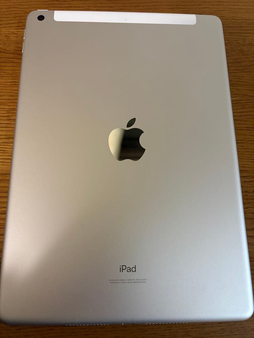 Apple iPad 本体 シルバー8世代