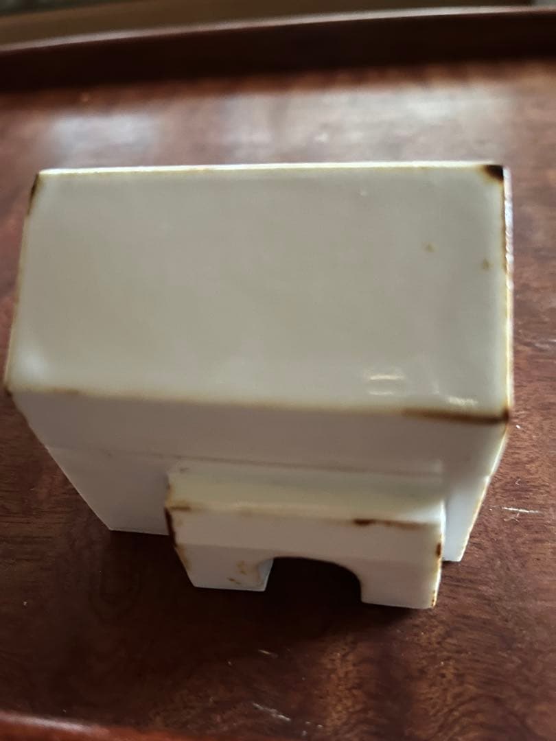 「内藤美弥子」作の白い陶芸の屋根家型の蓋小物収納筺　底にサインmｉ刻印あり