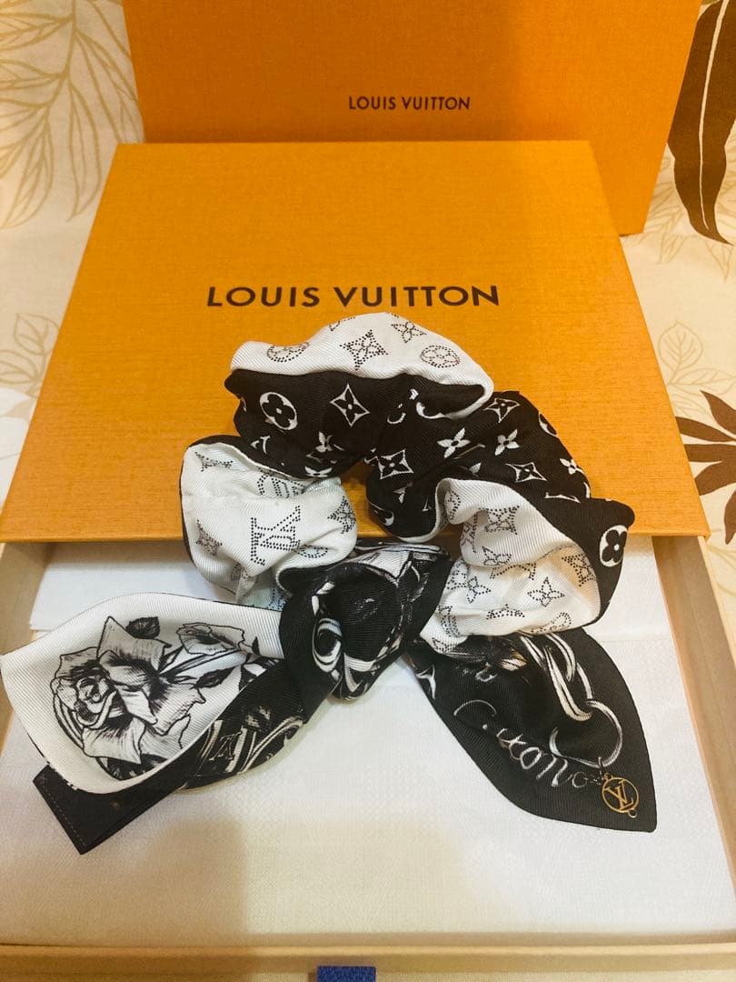 Louis Vuitton シュシュ　ブルーミングモノグラム　ルイヴィトン
