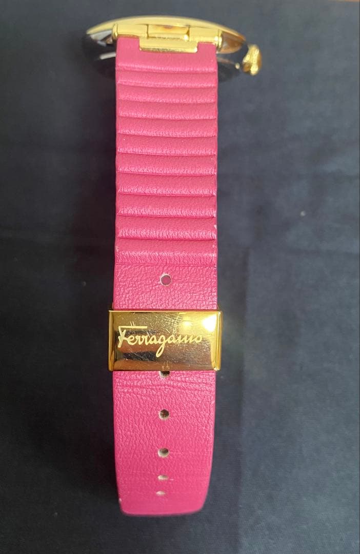 Ferragamo フェラガモ ダイヤ付きピンクベルト時計（変えベルト2本付き）