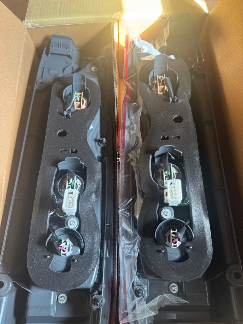 千*郎様 ハイエース純正寒冷地仕様テールランプ