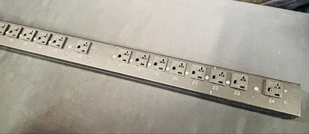 シュナイダーエレクトリック APC Rack PDU Metered 4本