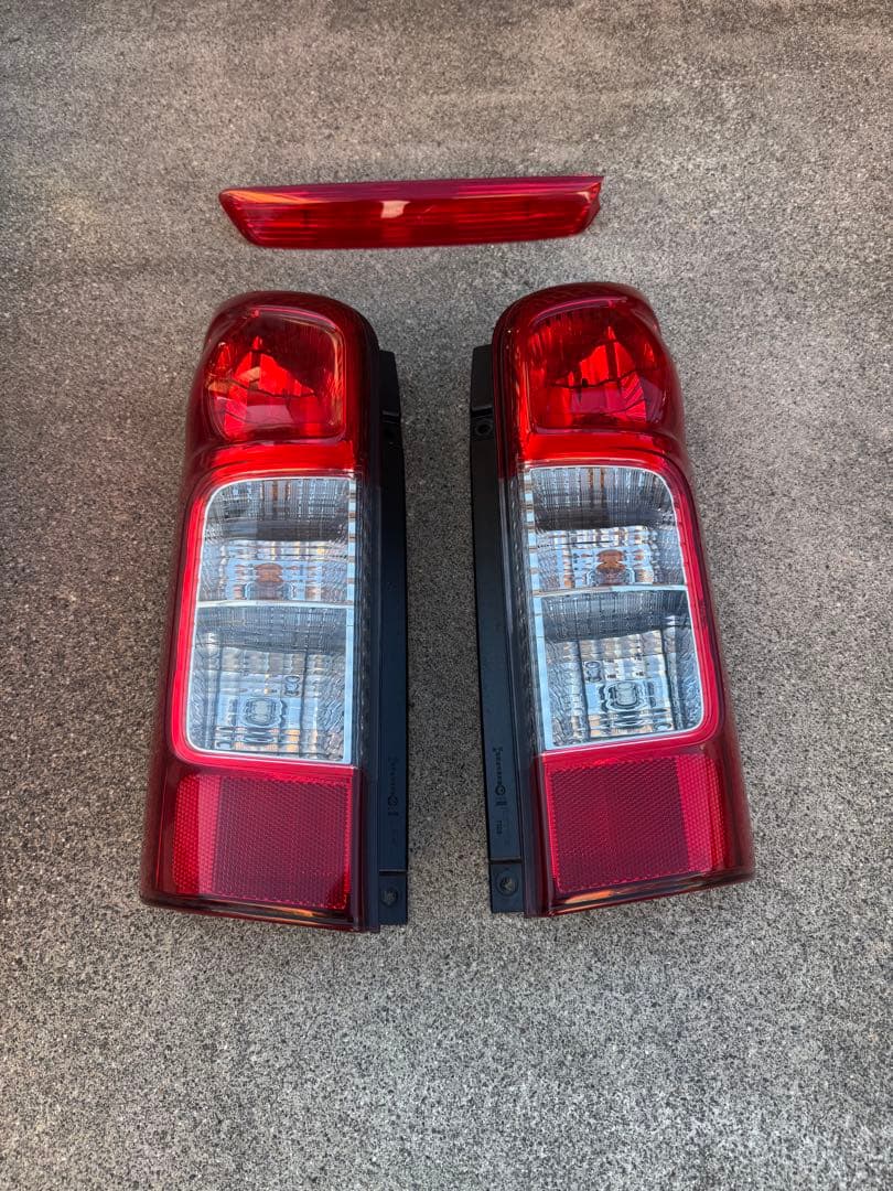 350キャラバン　テールランプ