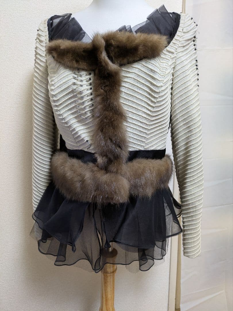 フリル付きファー長袖トップス