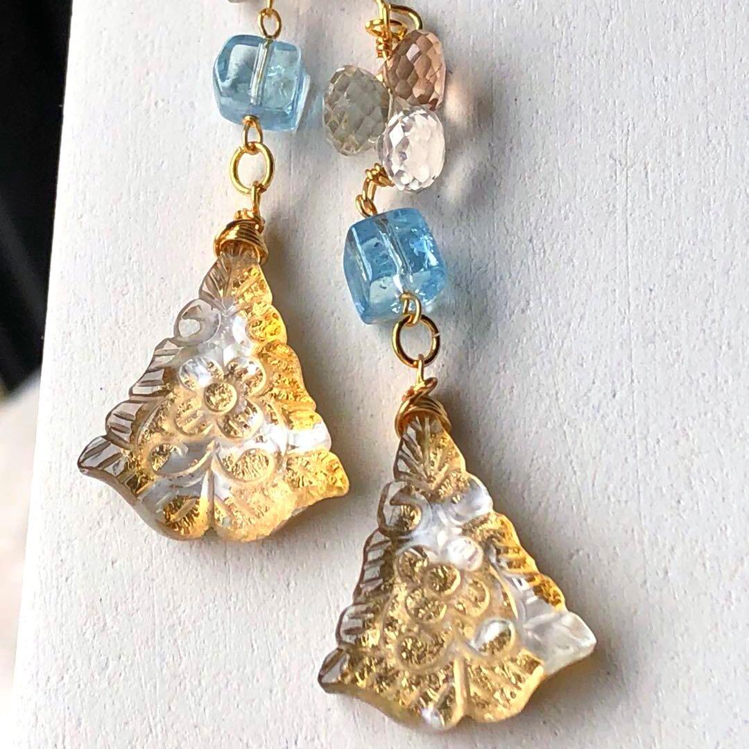 天然石ファンシーシェイプフラワーカービングのピアス14kgf