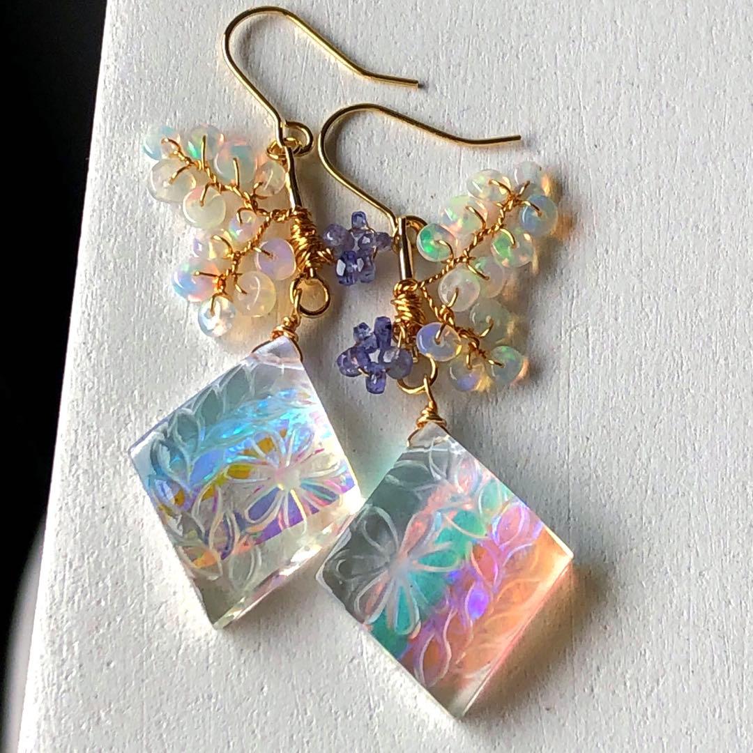 天然石ファンシーシェイプフラワーカービングのピアス14kgf