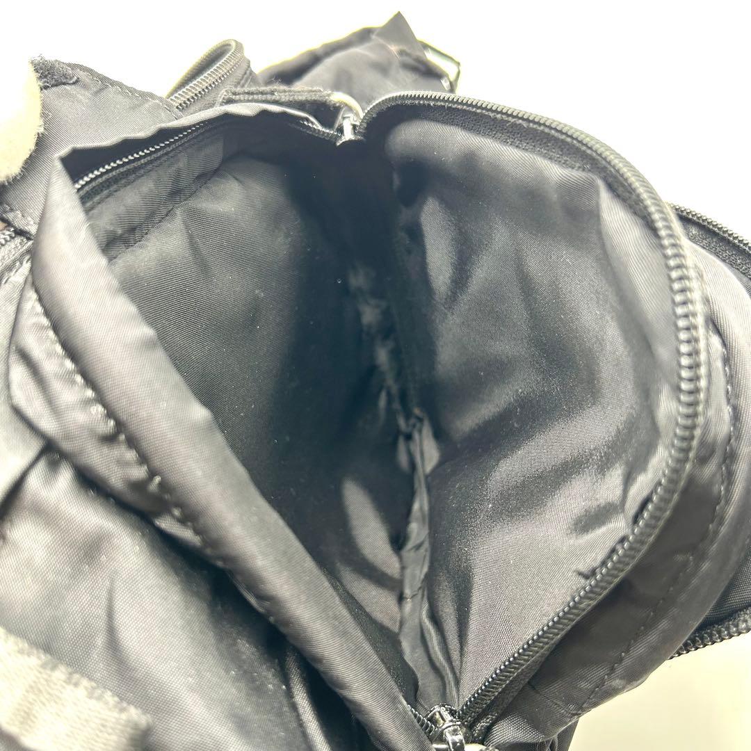 良品✨プラダ　ナイロン　ウエストポーチ　三角プレート　アクセサリー　2VL056