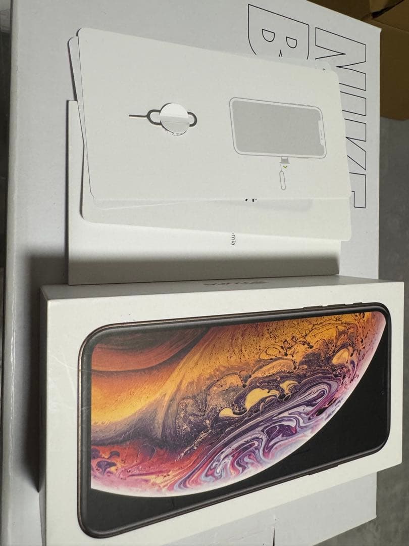 猫*様 iPhone xs gold 64gb