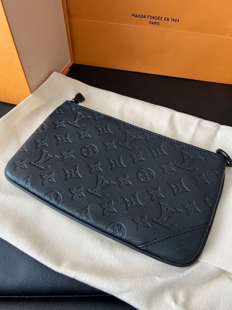 新品同様◎ルイヴィトン トリオ•メッセンジャー モノグラム・シャドウM46602