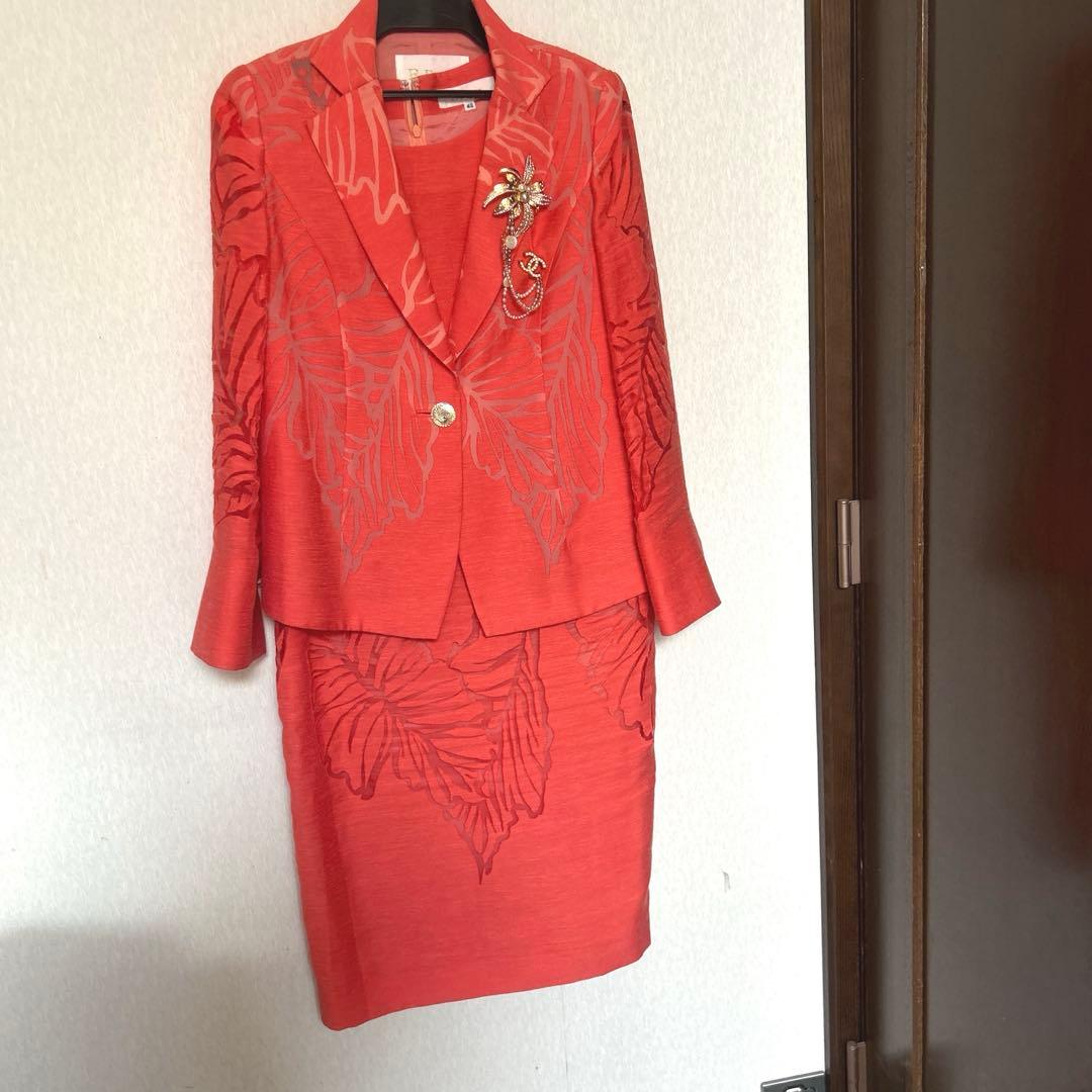 透かし織りの豪華なアンサンブルスーツ　オレンジ系