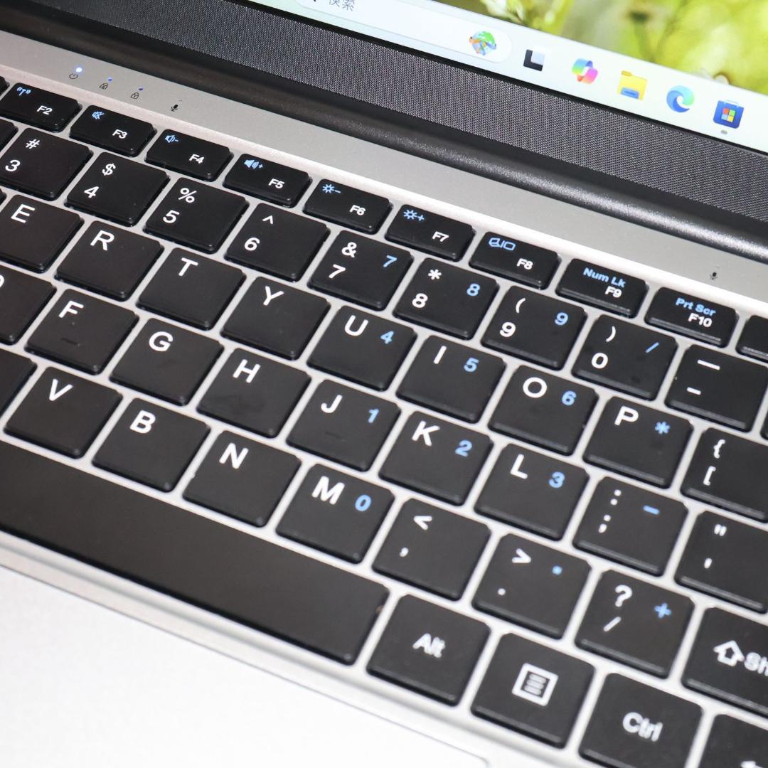 ほぼ新品！Win11公式対応！高年式2025！メモリ8/高速SSD/無線/カメラ