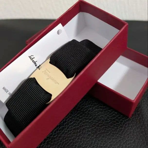 未使用　フェラガモ　バレッタ　ゴールド×ブラック