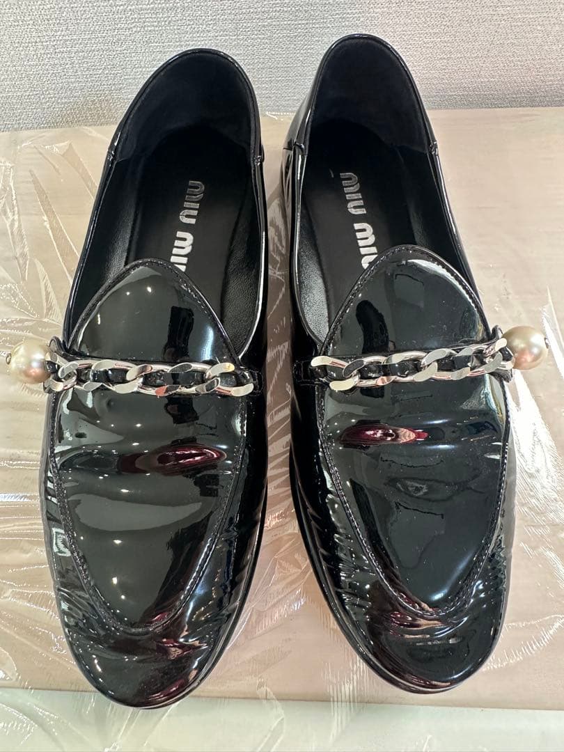 miu miu パール付きローファー