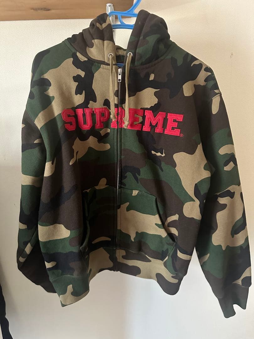 supreme Collegiate Appliqué