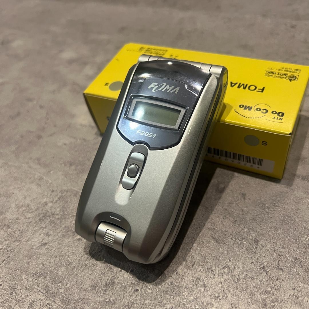 ドコモdocomoFOMAガラケーF2051シルバー未使用に近い付属品あり