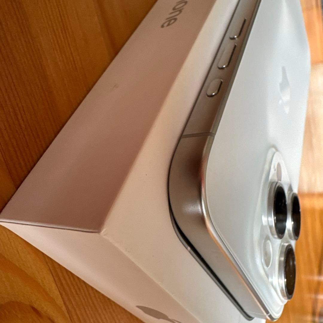 iPhone15Pro 本体　ホワイトチタニウム　美品