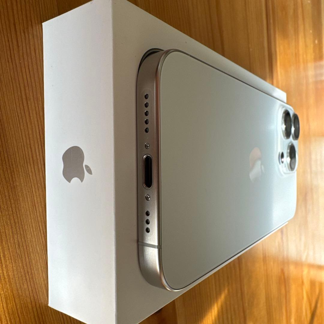 iPhone15Pro 本体　ホワイトチタニウム　美品