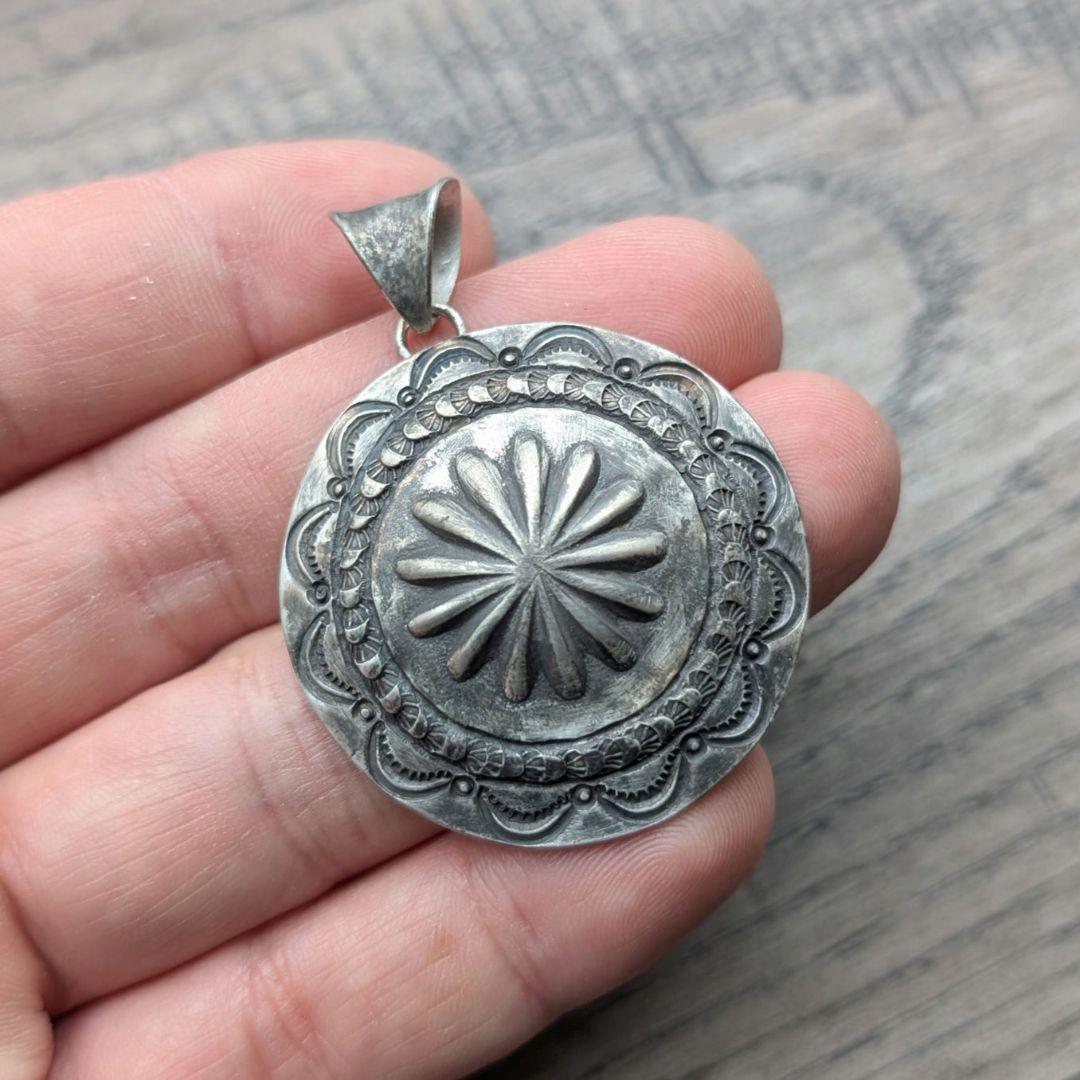 ハンドメイドのシルバーコンチョ　オールドスタイル　インディアンジュエリー風