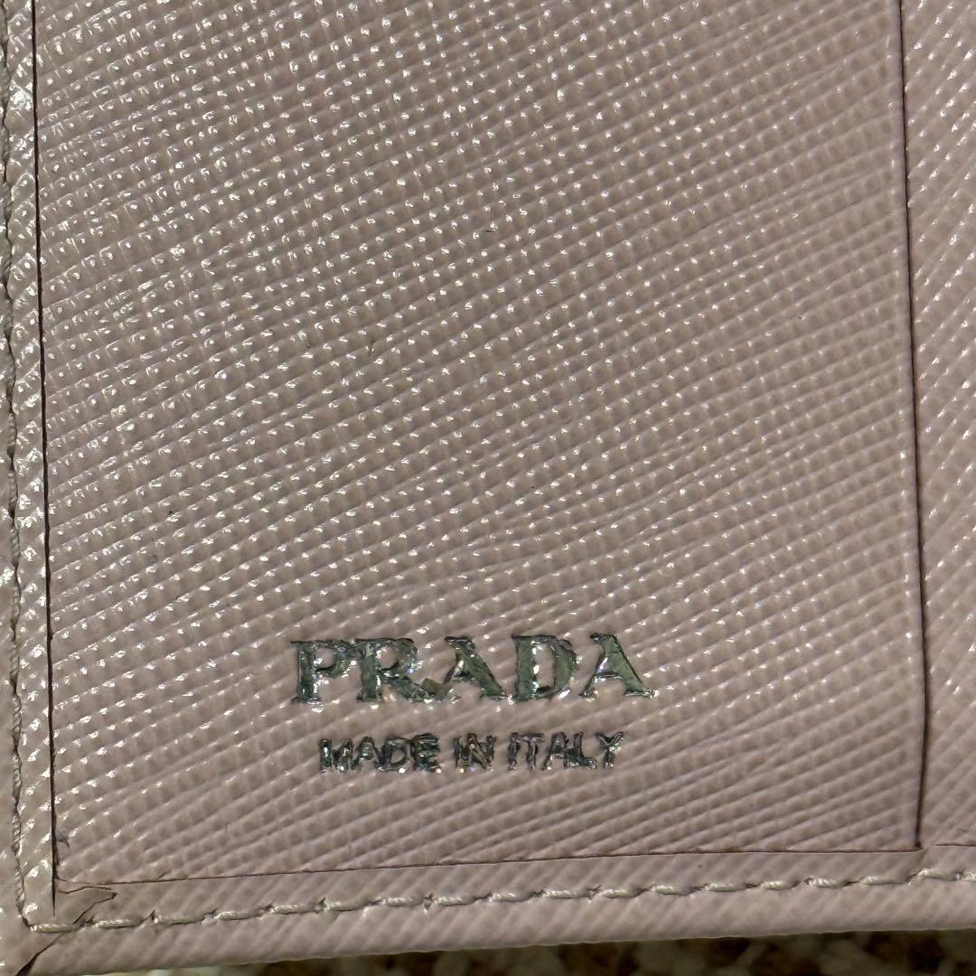 プラダ 折り財布 三角ロゴ サフィアーノレザー ピンク 1ML050