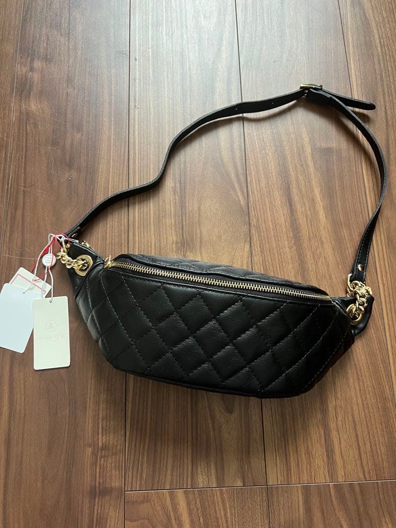 新品 AULENTI キルティングボディバッグ