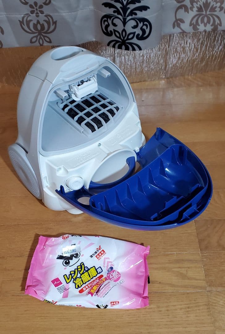 TOSHIBA　 紙パック式掃除機　紙パック1個付　軽量　東芝　2018年製