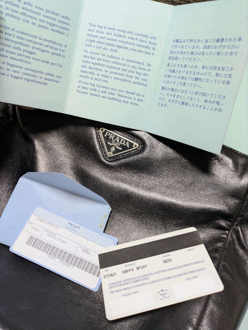 マカロン PRADA ブラック革バッグ