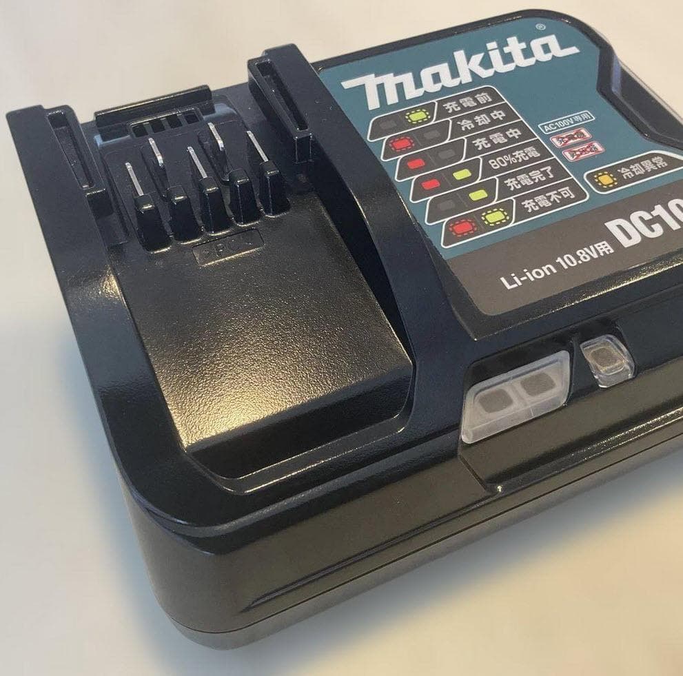 マキタ 充電式クリーナー CL106FD 充電器／バッテリー２個セット