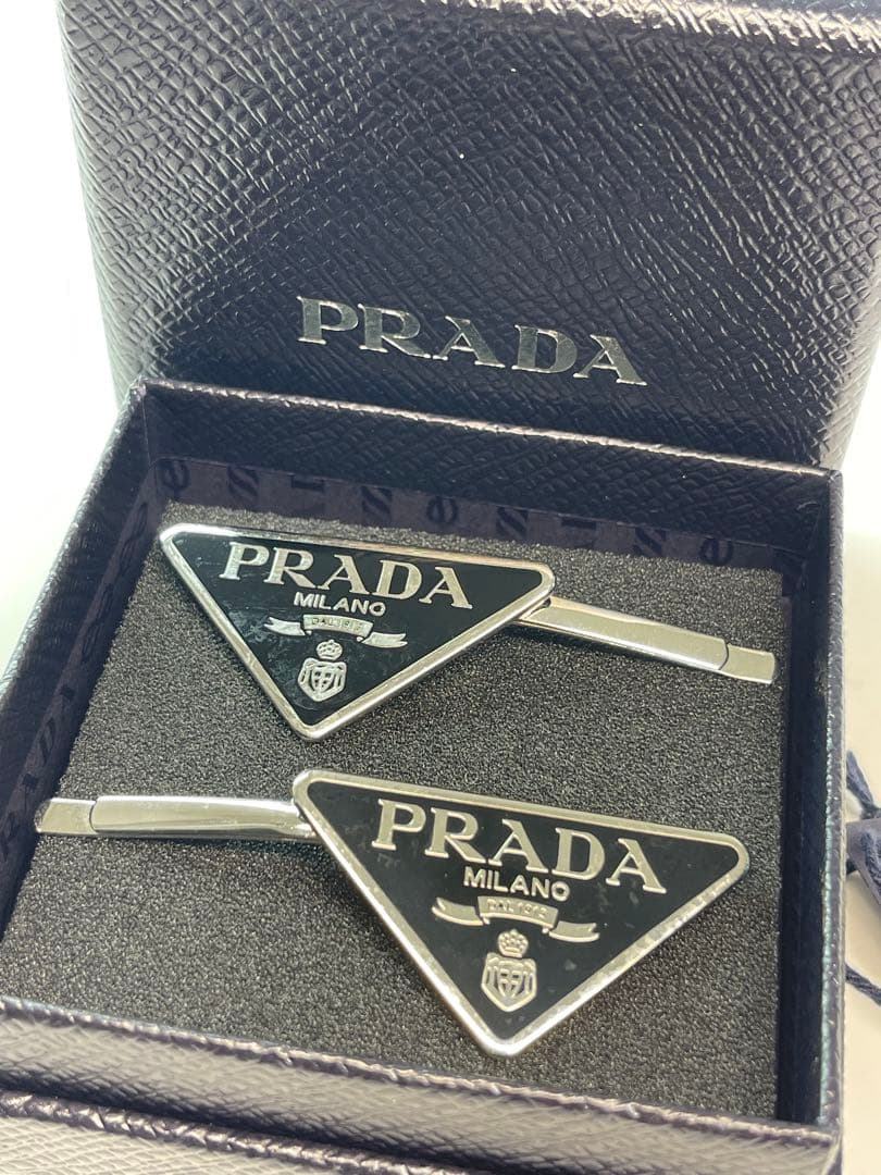 PRADA (プラダ)トライアングルロゴ メタル ヘアクリップ