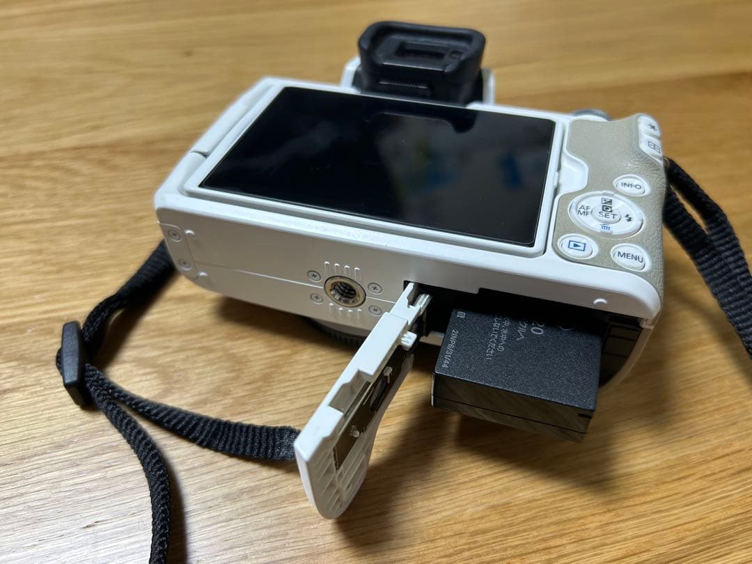 【美品】Canon デジタル一眼 EOS Kiss M2 ダブルズームキット