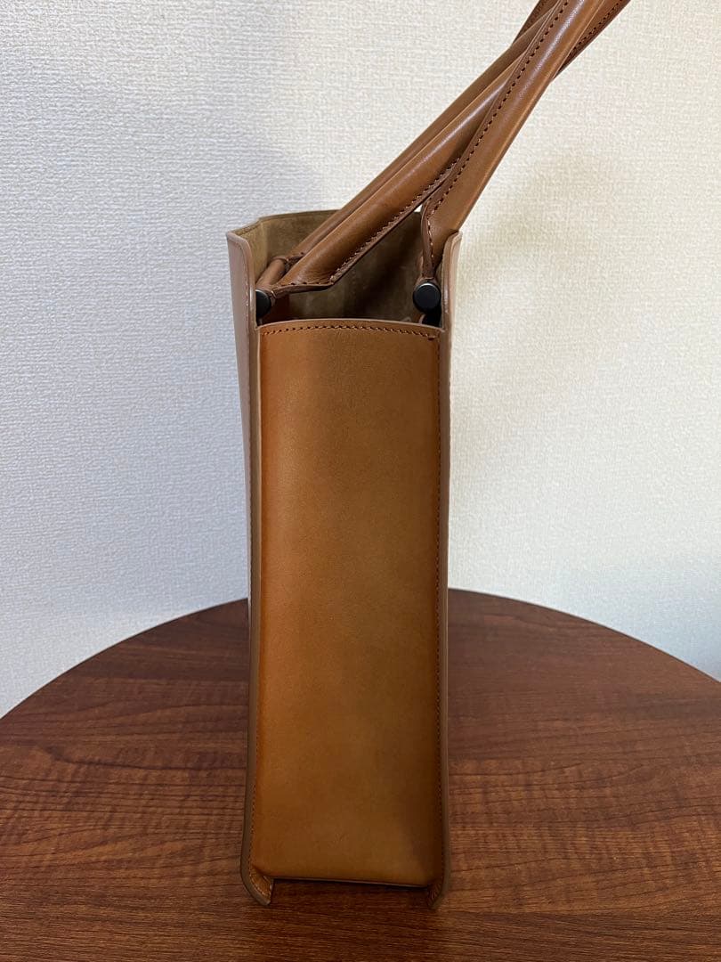 【美品】土屋鞄　ブラックヌメ ブックトート 色: オーク