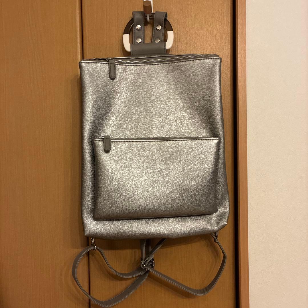 イアパピヨネ　Dリュックマルチウェイバッグ　ダークシルバー