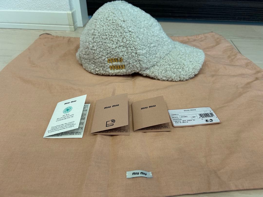 miu miu エコシアリングキャップ　アイボリー