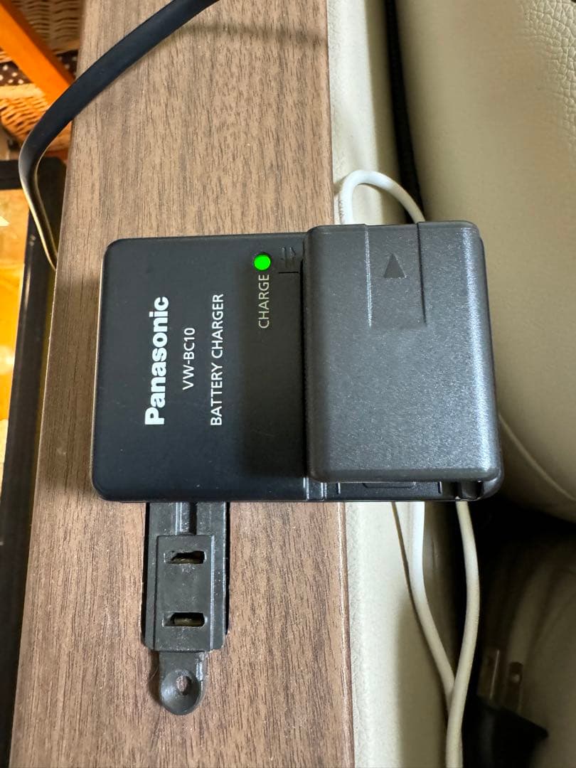 よ*1様 Panasonic HC-V550M ビデオカメラ 本体 と 充電器、