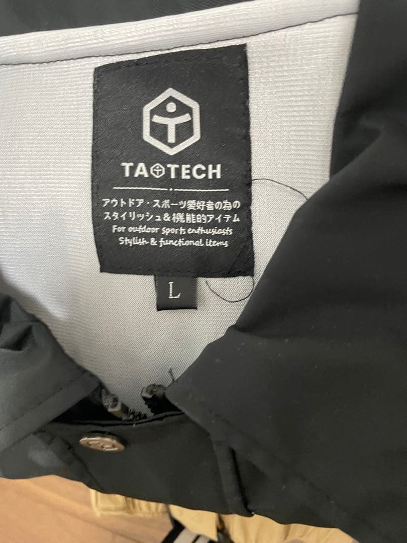 TAOTECH タオテックのコーチジャケットとベージュカーゴパンツセット