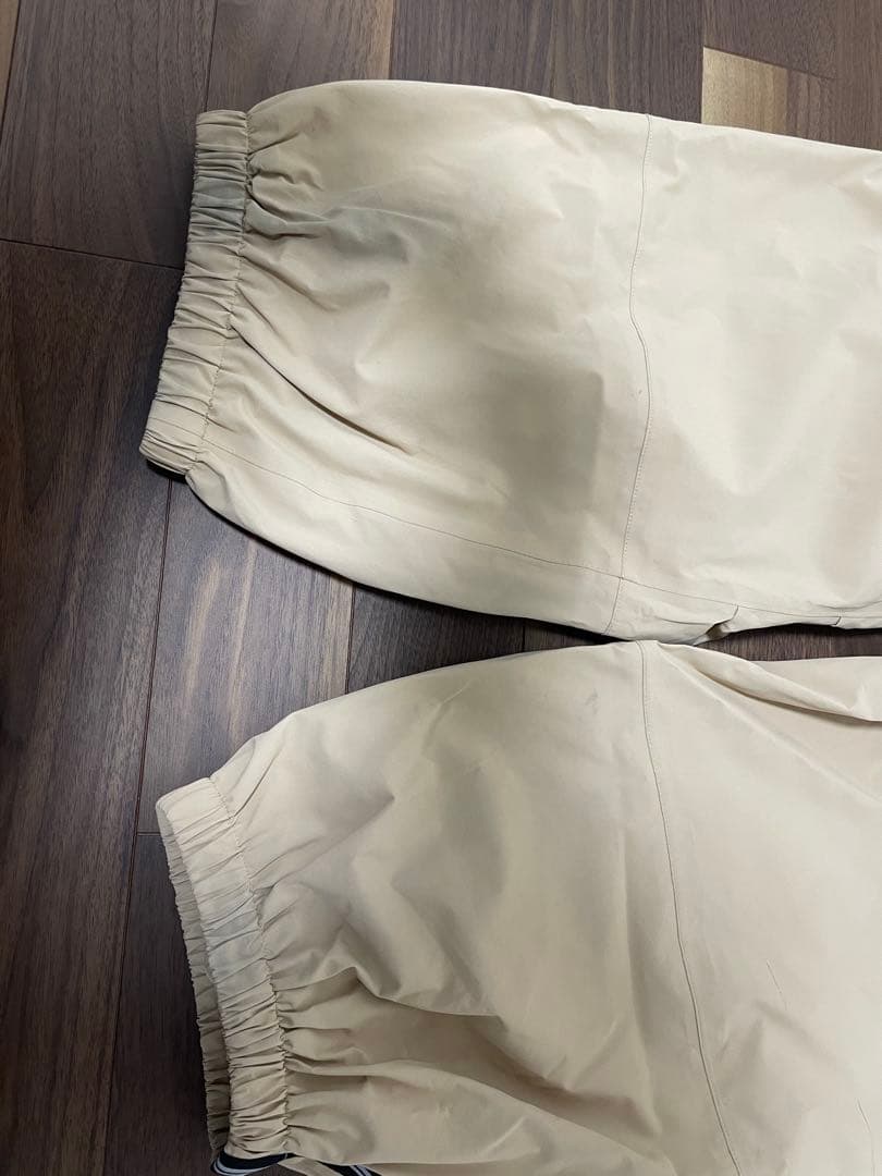 TAOTECH タオテックのコーチジャケットとベージュカーゴパンツセット