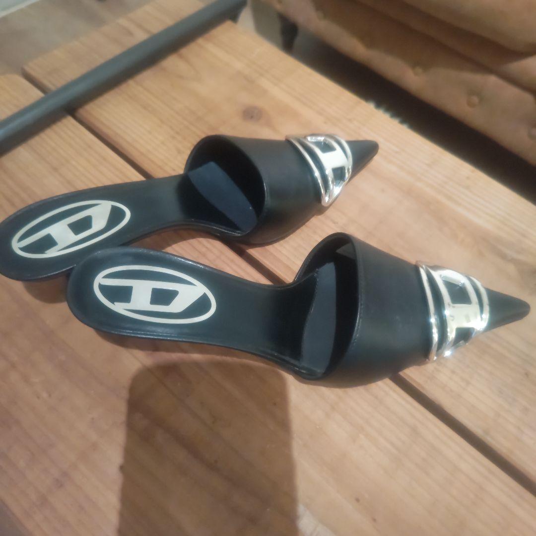 更にお値下げメタルバックル付き黒ポインテッドトゥサンダル