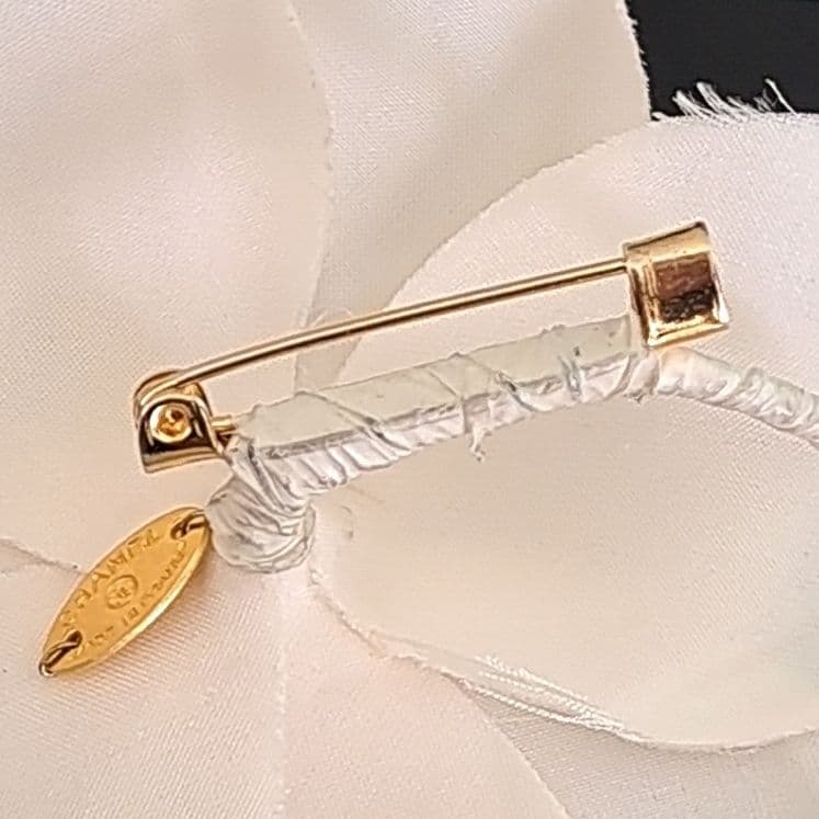 シャネル カメリア ブローチ コサージュ箱付 ホワイト 入学式・卒業式等