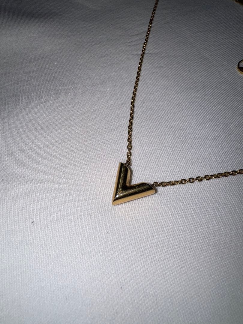 り*り様 LOUIS VUITTON ルイヴィトン エッセンシャルV M6108