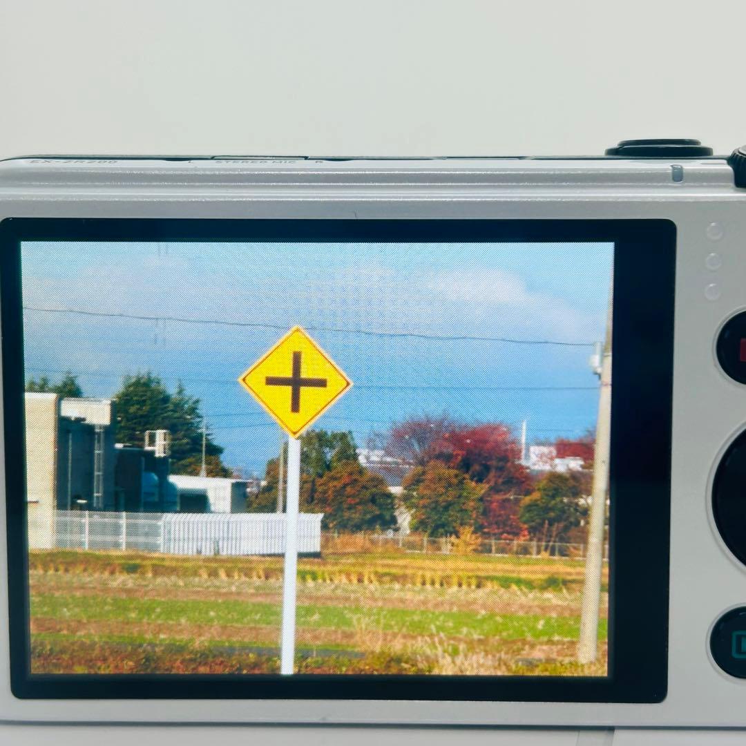 美品！CASIO EX-ZR200 コンパクトデジタルカメラ