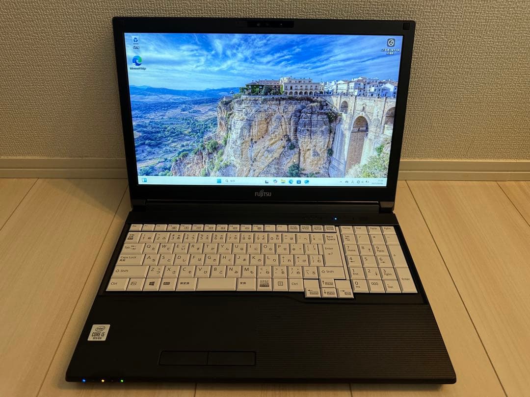 富士通 A5510/E i5-10310U 8GB 256GB