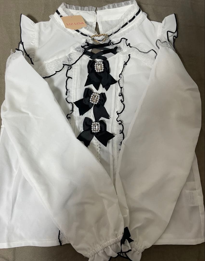 【新品未使用】3つリボンハートチョーカーブラウス‪‪ ホワイト×ブラック