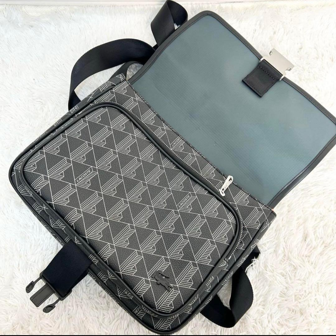 LACOSTE ザブレンド モノグラムフラップメッセンジャーバッグ