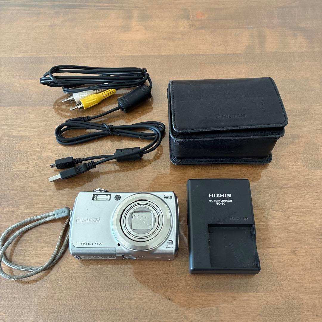 Fujifilm FinePix F100 シルバー