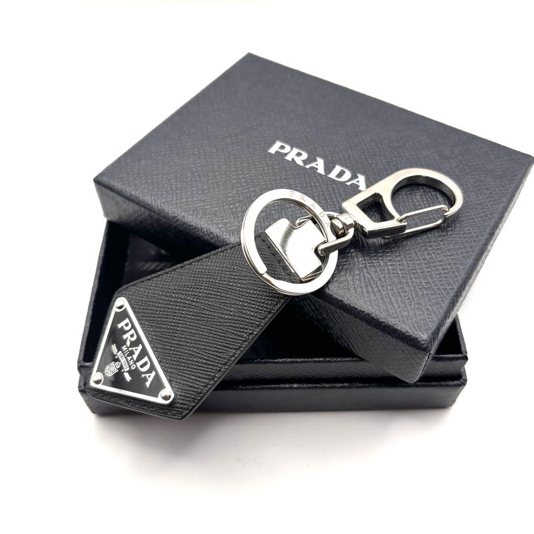 プラダ キーホルダー キーリング 三角ロゴ サフィアーノレザー ブラック 箱