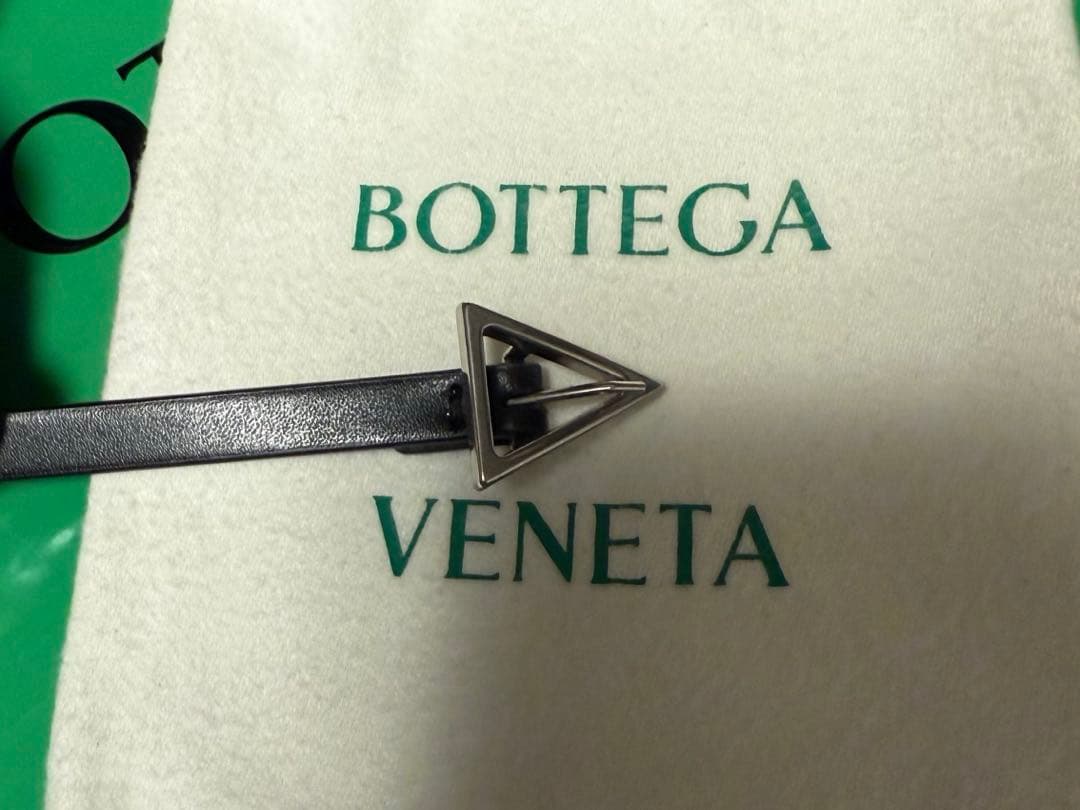BOTTEGA VENETA 細身ブラックベルト トライアングルバックル