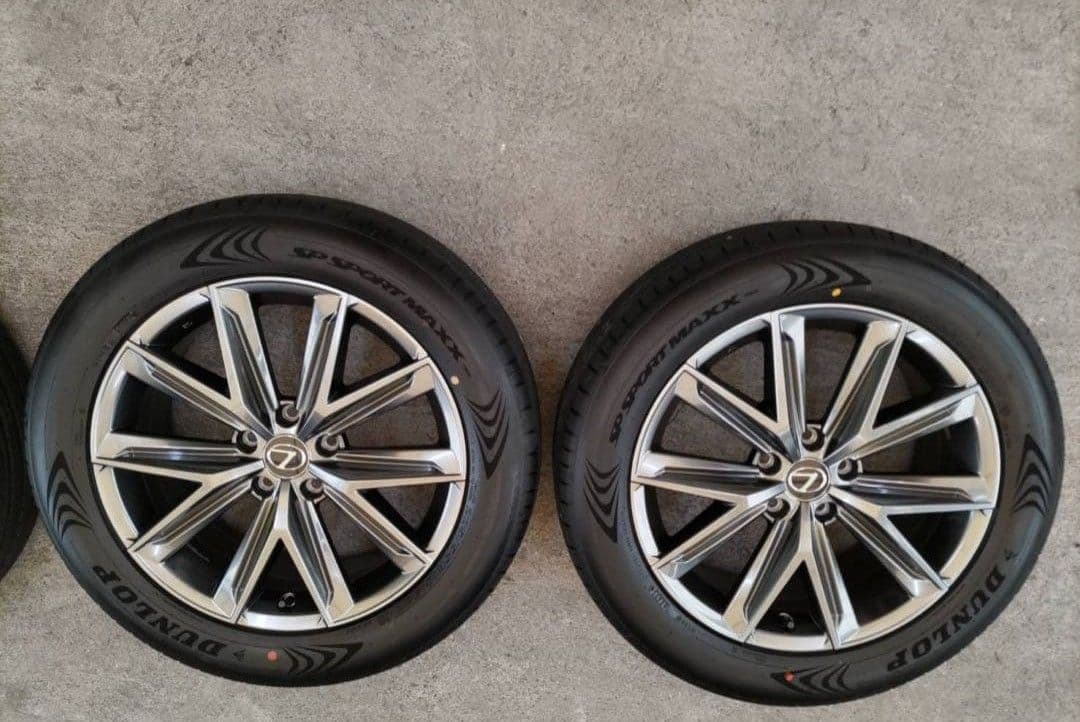 は*し様 レクサス　LBX　リラックス　純正18インチ　タイヤホイール　新車外し