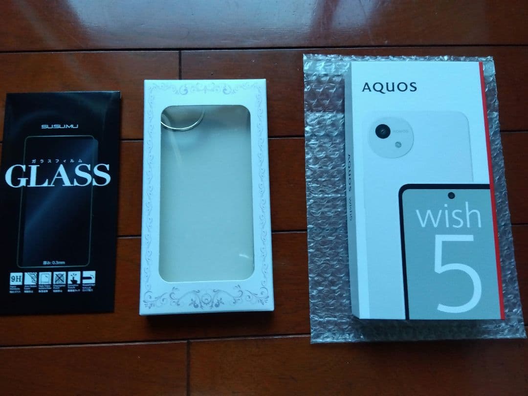 ジャンクAQUOS wish 5 ホワイト 本体 + 保護ガラス + 専用ケース